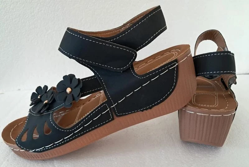 Sandales Compensées A Fleurs Noir - met kras - Maat 41 – photo 4